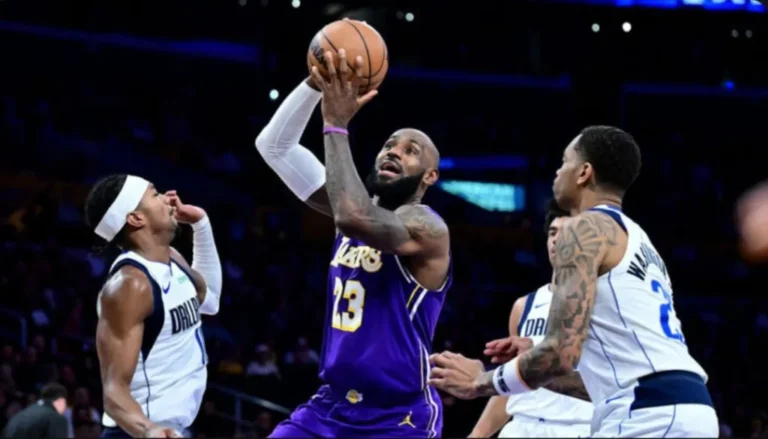 LeBron James es jugador de mayor edad con triple-doble