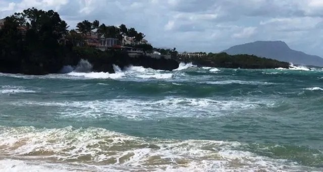 Oleaje anormal azota Puerto Plata y activa bandera roja en sus playas