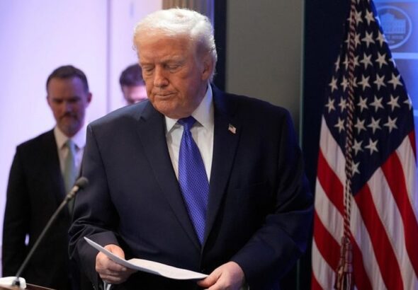 Trump impone arancel global de 10% tras revés con Suprema EU