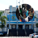 Autoridades buscan cuatro hombres que asaltaron varias personas en una cafetería de San Isidro