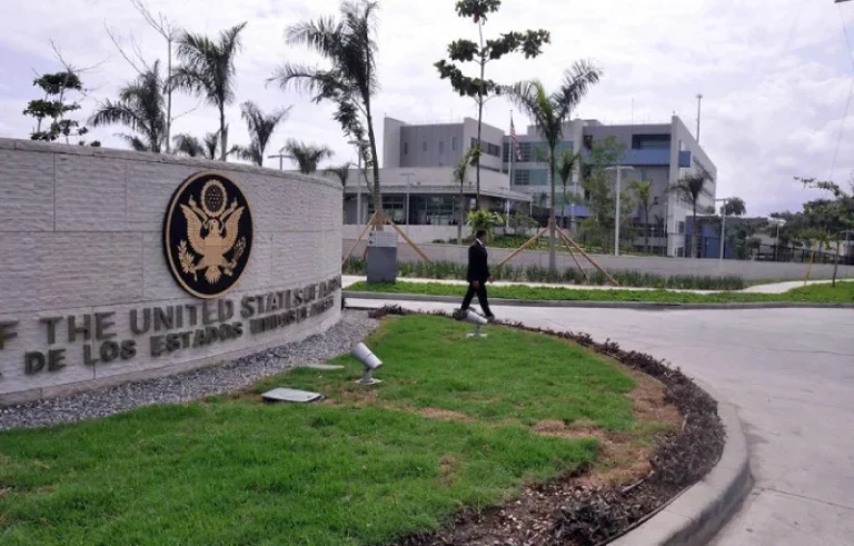 Agente encubierto grabó a supervisor de la DEA que le entregó visa en un parqueo por US$10,000