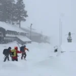 Rescatan a 6 esquiadores tras avalancha en California, pero otros 9 siguen desaparecidos