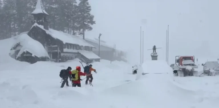Rescatan a 6 esquiadores tras avalancha en California, pero otros 9 siguen desaparecidos