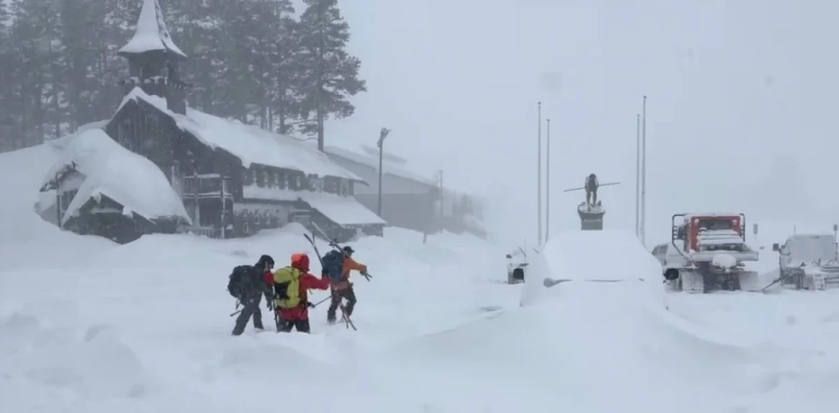 Rescatan a 6 esquiadores tras avalancha en California, pero otros 9 siguen desaparecidos