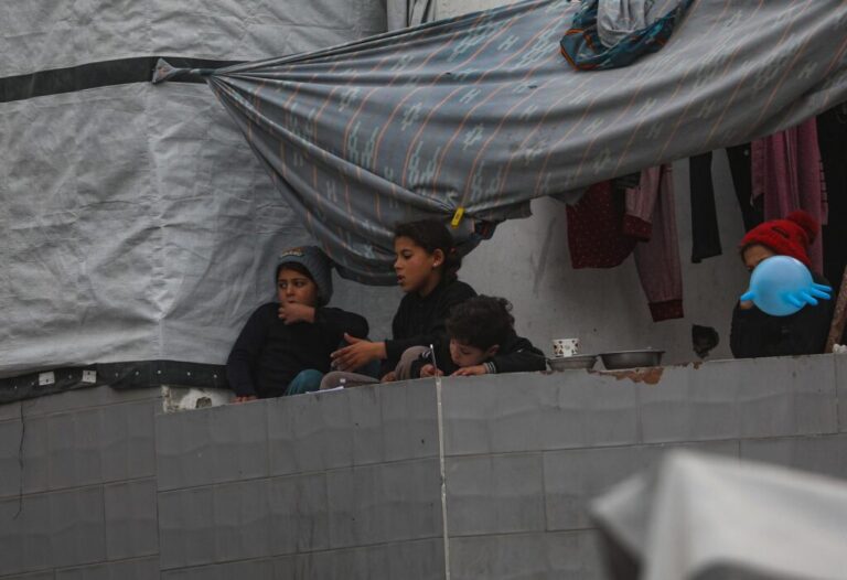 Israel mata a tres palestinos en dos ataques aéreos contra el centro de Gaza