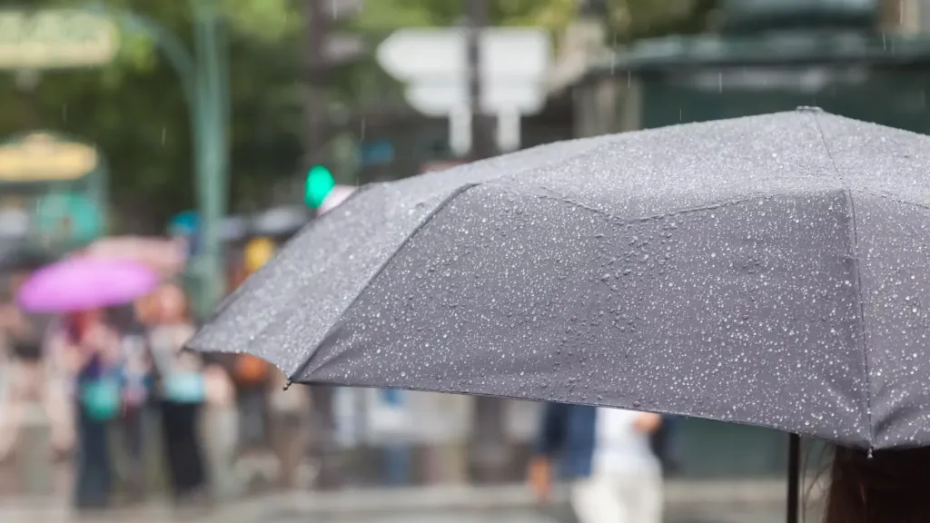 Pronostican temperaturas frescas, lluvias dispersas y ráfagas de viento este lunes