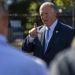 El Gobierno de Trump asegura que las redadas migratorias continuarán durante el cierre del DHS