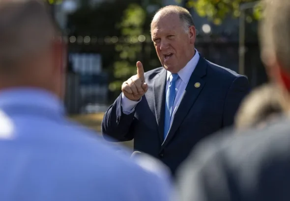 El Gobierno de Trump asegura que las redadas migratorias continuarán durante el cierre del DHS