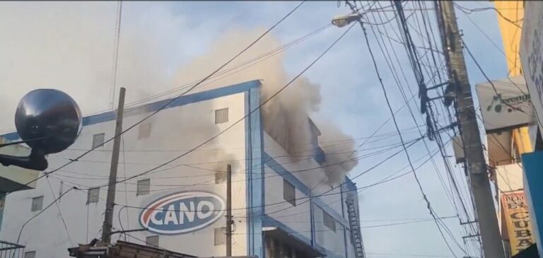 Se incendia tienda Garrido de la avenida Duarte