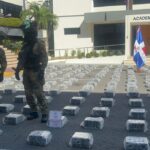 DNCD incauta más de dos toneladas de presunta cocaína y arresta a seis hombres en costas de Baní