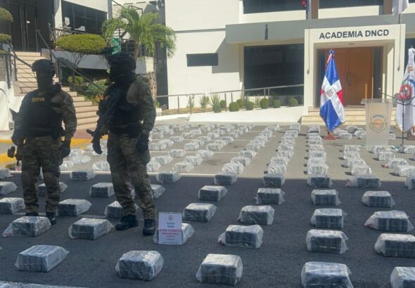 DNCD incauta más de dos toneladas de presunta cocaína y arresta a seis hombres en costas de Baní