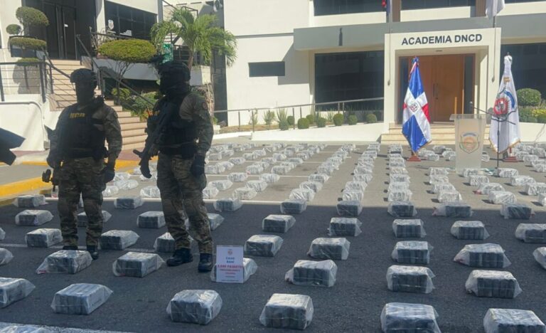 DNCD incauta más de dos toneladas de presunta cocaína y arresta a seis hombres en costas de Baní