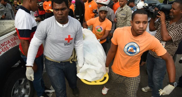 Dos personas mueren y 18 resultan heridas en accidente de tránsito en la provincia La Romana