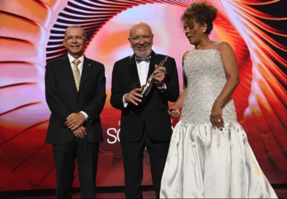 ACROARTE entrega a Jochy Santos el premio Gran Soberano