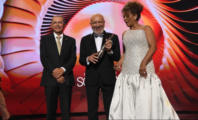 ACROARTE entrega a Jochy Santos el premio Gran Soberano