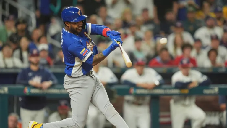 Maikel García regresa a los Reales con el MVP «debajo del brazo»