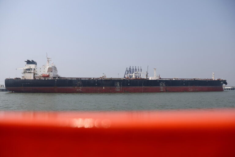 Tregua en el estrecho de Ormuz: Teherán autoriza el paso de buques de India y Pakistán