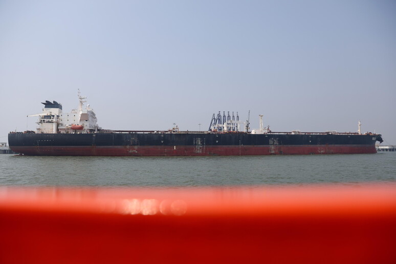 Tregua en el estrecho de Ormuz: Teherán autoriza el paso de buques de India y Pakistán