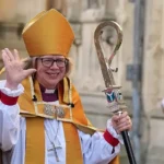 Quién es Sarah Mullally, la primera mujer que lidera la Iglesia anglicana en 500 años de historia
