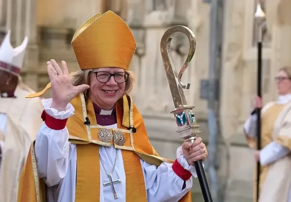 Quién es Sarah Mullally, la primera mujer que lidera la Iglesia anglicana en 500 años de historia