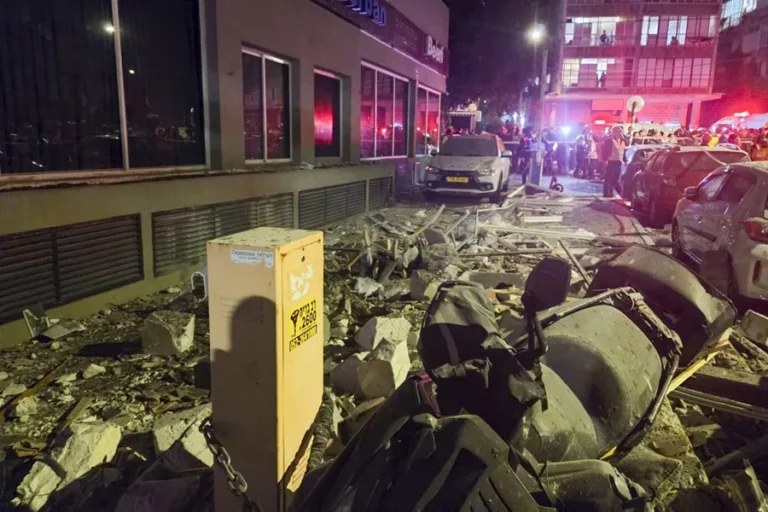 Irán ataca Tel Aviv en respuesta al asesinato del número dos del régimen, Ali Lariyani