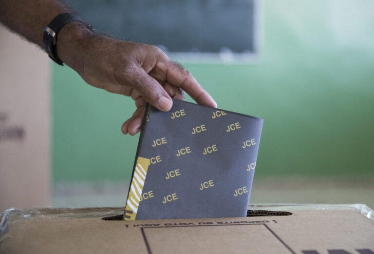 Dominicanos pierden cariño al voto: abstención va en aumento y se acerca al 50%