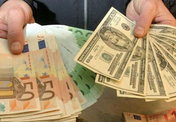 Dólar bajó 36 cts y euro subió; eran vendidos a $59.08 y $71.47