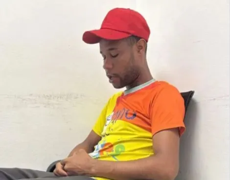 Se entrega joven acusado de quemar a su hermano tras discusión en Santiago