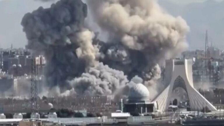 Mientras caen sus militares y civiles en la guerra, Irán advierte a EU e Israel que el régimen decide sobre el fin del conflicto