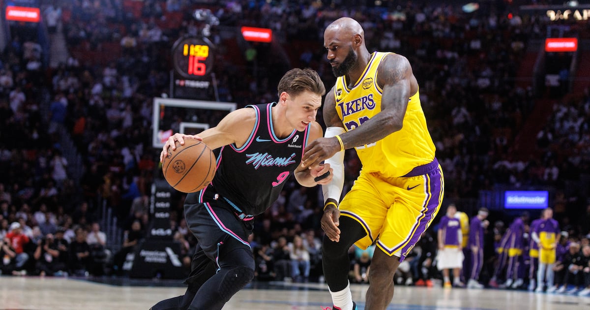 LeBron James jugó su partido número 1,611 en la NBA y empató el récord de todos los tiempos con Robert Parish