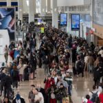 Sigue crisis en aeropuertos de EE.UU; largas filas de viajeros