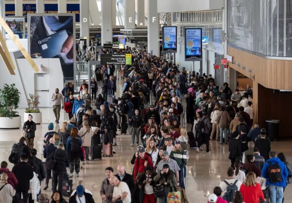Sigue crisis en aeropuertos de EE.UU; largas filas de viajeros