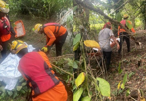 Defensa Civil recupera cuerpo de joven arrastrado por río en Villa Altagracia