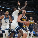 Jokic logra un triple-doble y los Nuggets evitan la eliminación