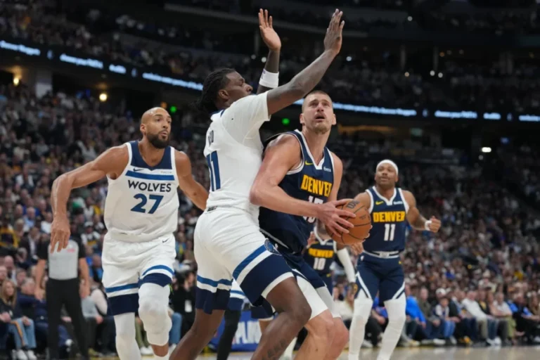 Jokic logra un triple-doble y los Nuggets evitan la eliminación