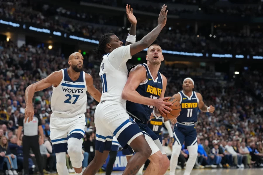 Jokic logra un triple-doble y los Nuggets evitan la eliminación