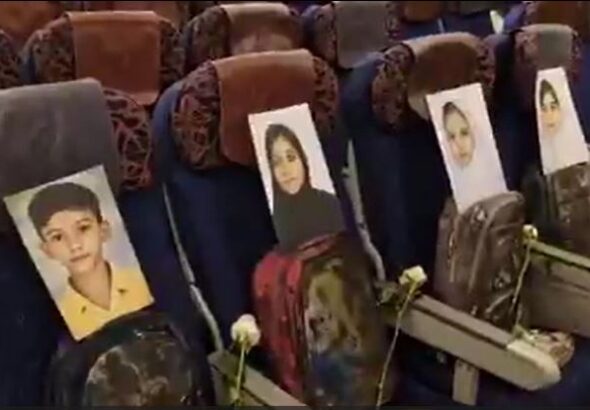 Irán lleva a diálogo con EE. UU. mochilas de niños muertos en bombardeos en una escuela