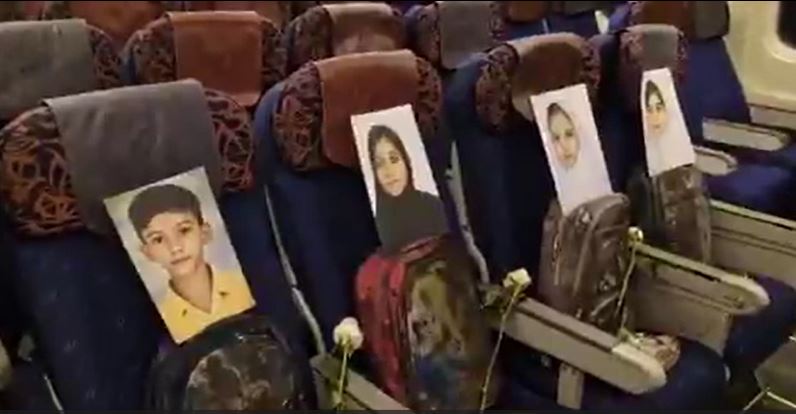 Irán lleva a diálogo con EE. UU. mochilas de niños muertos en bombardeos en una escuela