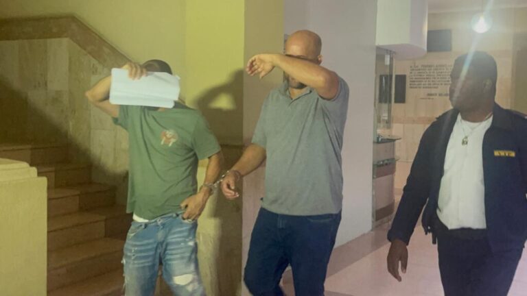 Dictan tres meses de prisión preventiva contra acusados de millonario robo en joyería de Santiago