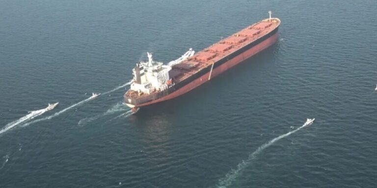 Irán atacará a cualquier fuerza extranjera se acerque a Ormuz