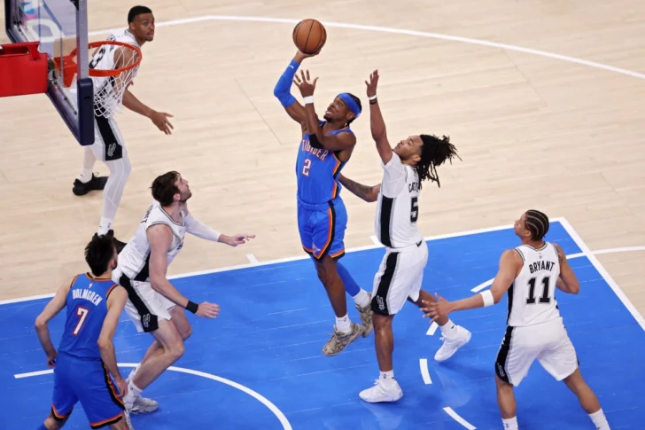 NBA HOY. Gilgeous-Alexander lidera al Oklahoma City Thunder contra San Antonio Spurs