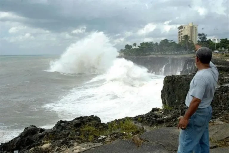 Vaguada continuará provocando aguaceros, tormentas eléctricas y oleaje peligroso, informa Indomet
