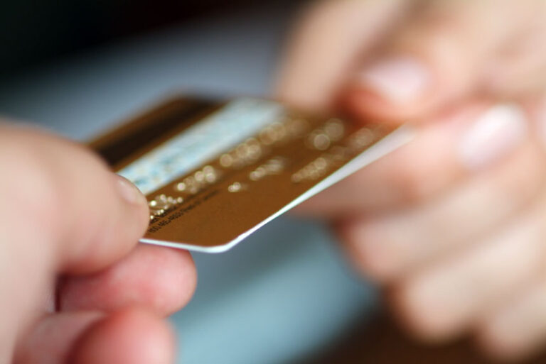 Dominicanos adeudan más de RD$128,900 millones en tarjetas de crédito