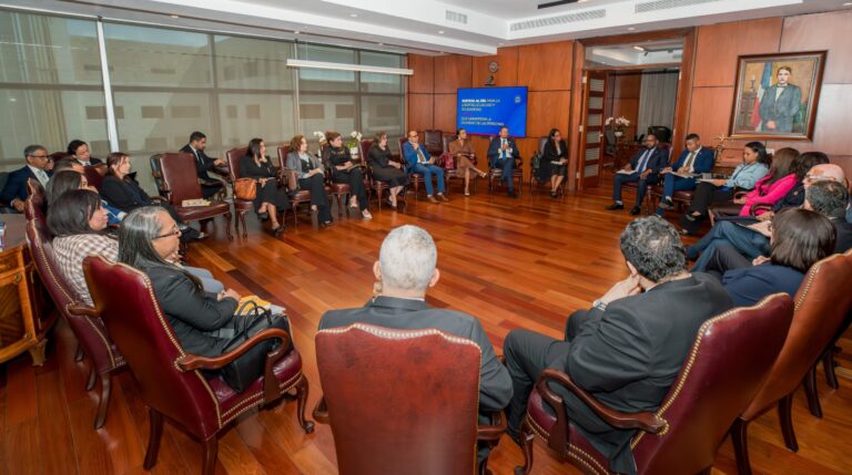 Acuerdan aumento de salarios para personal judicial de la RD