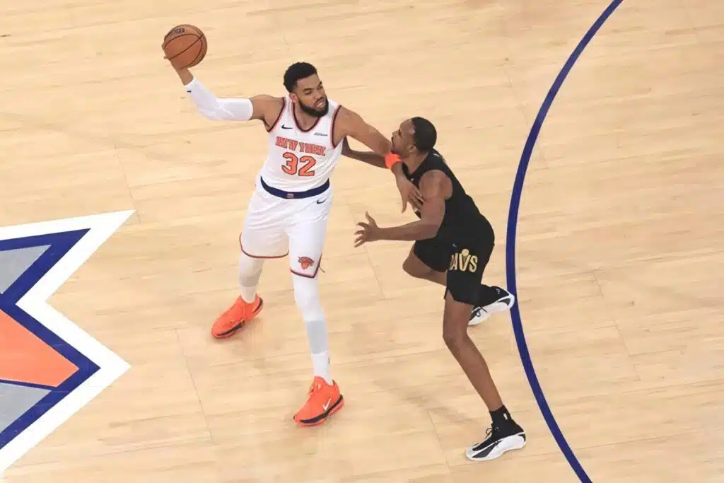 Towns con doble-doble ayuda a Knicks a superar a Cleveland en primer juego de la final del Este de la NBA
