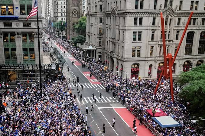 Karl-Anthony Towns encabeza la fiesta de los Knicks en histórico desfile de campeones en Nueva York