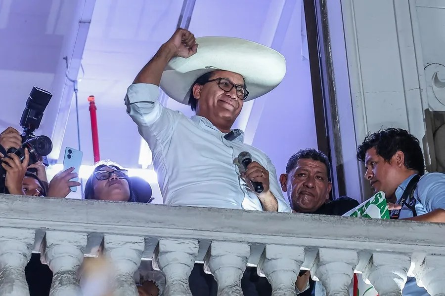 Roberto Sánchez sigue al frente del escrutinio a la espera de los votos del extranjero