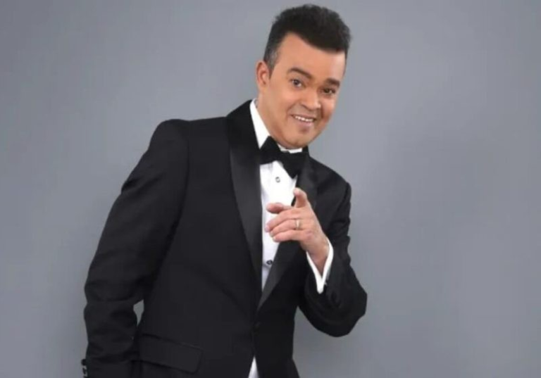 Santo Domingo.- 10 canciones marcaron significativamente más de cuatro décadas de trayectoria de la exitosa carrera musical de Alex Bueno, que significaron su entrada triunfal a la industria del entretenimiento, años de gloria, de caída, de regreso y su incursión gloriosa en otros géneros. Se trata de seis merengues, dos baladas, una salsa y una bachata que se convirtieron en temas icónicos dentro de su amplio repertorio musical. Estas son: “Piel canela”, grabada con Fernando Villalona en 1982, selló el inicio de su carrera como cantante, pues a partir de la misma su voz se dio a conocer entre los seguidores del merengue. Es una canción original de Bobby Capó, en esta ocasión, en versión merengue, con arreglos de Andrés de Jesús. La canción está incluida en el disco Félix Cumbé. “Cómo quisiera”, de la autoría de Ray Polanco y arreglos de Andrés de Jesús, marcó el comienzo de un espacio privilegiado como artista semiindependiente en 1983, época en que se estrenó este merengue, que había salido de la orquesta de Fernando Villalona, convirtiéndose en un nuevo líder tras salir de la anterior. En este trayecto le acompañaron Andrés de Jesús, July Pie y Manuel La Guira y que denominaron orquesta Liberación. “El chofer” fue su primer merengue tras salir de la orquesta de Andrés de Jesús. Se trata de una adaptación, a la cual, tanto Alex en compañía de Musiquito (fallecido), hicieron las letras alegóricas a lo que ocurrió en el país con los choferes del transporte público y les quedó muy bien. También recibió el respaldo de Yaqui Núñez del Risco y Bienvenido Rodríguez. “Querida”. Se trató del comienzo definitivo y el empujo descomunal de su carrera como solista. Se trató de un tema que grabó gracias a las llamadas que hacían los oyentes en la Z-101 pidiendo la canción. Pero la emisora era de música tropical, no de balada. Frank Moya (El súper Frak), quien era el director, le comentó a Bienvenido Rodríguez, propietario de la estación radiofónica, que la gente estaba pidiendo de manera insistente dicha canción: Pues vamos a grabarla en merengue, fue la respuesta del presidente de Karen Récords. Buscaron a Alex Bueno que estaba en el banquillo de espera, contactaron a Manuel Tejada y Ramón Orlando y a partir de entonces La Z-101 tenía a querida sonando las 24 horas del día, pero no por Juan Gabriel en balada, sino por Alex Bueno y la orquesta Liberación a ritmo de merengue. “Colegiala”. Marcó un antes y un después en el merengue, debido a la musicalización moderna que introdujeron Manuel Tejada y Ramón Orlando con la introducción de la batería y el conguero Canon Vilomar, a quien se le debe dar el crédito de iniciar el famoso tema con un solo de conga. Colegiala salió al mercado en noviembre de 1984 y el resto es historia. "La colegiala" fue compuesta en 1975 por el músico peruano Walter León Aguilar. “Esa Pared”. Esta es una balada del artista fallecido argentino Leo Dan, con la cual Alex Bueno se abrió paso en el bolero, demostrando que tenía actitudes para interpretar otros ritmos. Pertenece al álbum Colegiala, del cual se pegaron las 10 canciones, entre 1984 y 1985. “Quién te riza el pelo”. Un merengue en el que se notan muy marcados los coros de Juan Luis Guerra y 440, uno de los temas más emblemáticos del artista oriundo de San José de las Matas, incluido en el álbum musical Me muero por ella, de 1996, en el que Ramón Orlando y Manuel Tejeda trabajaron en conjunto para crear un material de alta calidad, como lo fue este, superando el del año anterior. “Jardín Prohibido”. Fue su primera canción a ritmo de salsa, la cual años antes había sido grabada en balada por Vickiana. Es original del cantautor y compositor italiano Sandro Giacobbe. La reacción del público al escucharlo en este otro ritmo musical fue contundente y ya lo veían como un artista completo. Esta canción salió en 1990 en el disco A dónde vayas, y cuenta con arreglos de Manuel Tejada. “Quiéreme”. Con el disco Ternuras de 1992, Alex Bueno incursionó en la llamada tecno-bachata, la que hace Juan Luis Guerra y que había acuñado el cantautor Víctor Víctor con mucho éxito. Quiéreme fue otra demostración de que su voz se adaptaba a cualquier género musical. Manuel Tejada hizo los arreglos completos de este disco y esta canción (Quiéreme), de Charlie Mosquea, que no fue la primera de las 10 que conforman el disco, pero la más emblemática, fue la que le despejó el camino para interpretar esta bachata refinada. Tres años después sacó Más ternuras, en la misma sintonía, pero con más calidad. “Que vuelva”. Es una bachata de pueblo de la autoría del cantautor colombiano Alberto "Tico" Mercado, la cual llevó a Alex Bueno a destacarse en la interpretación de la bachata de pueblo, esa que hicieron Luis Segura, Leonardo Paniagua, José Manuel Calderón y muchos más, en la que le impregna ese sentimiento que está presente en los bachateros de la vieja guardia. Esta bachata está incluida en el disco Corazón duro, de 2011, con arreglos de Mártires de Léon