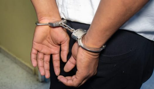Arrestan inspector migratorio acusado exigir soborno 100 mil