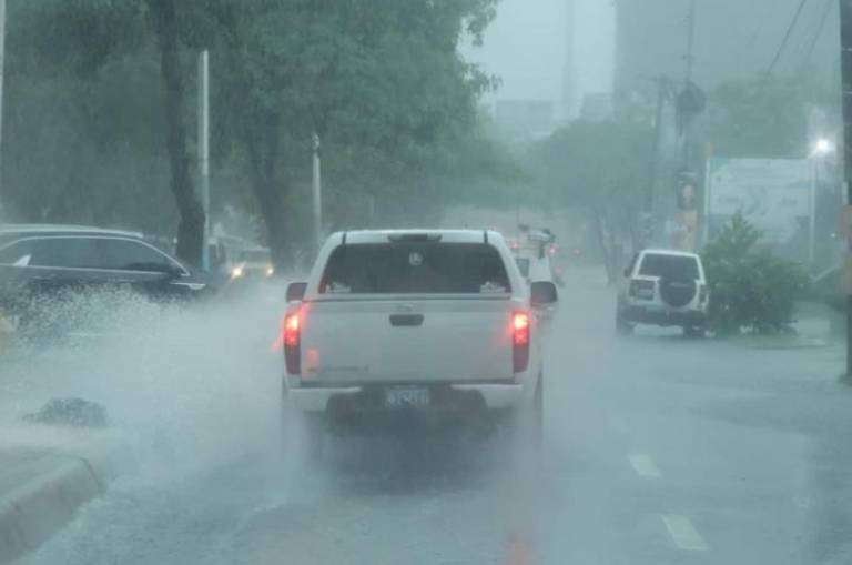 Vaguada y onda tropical provocarán aguaceros y tormentas eléctricas este sábado